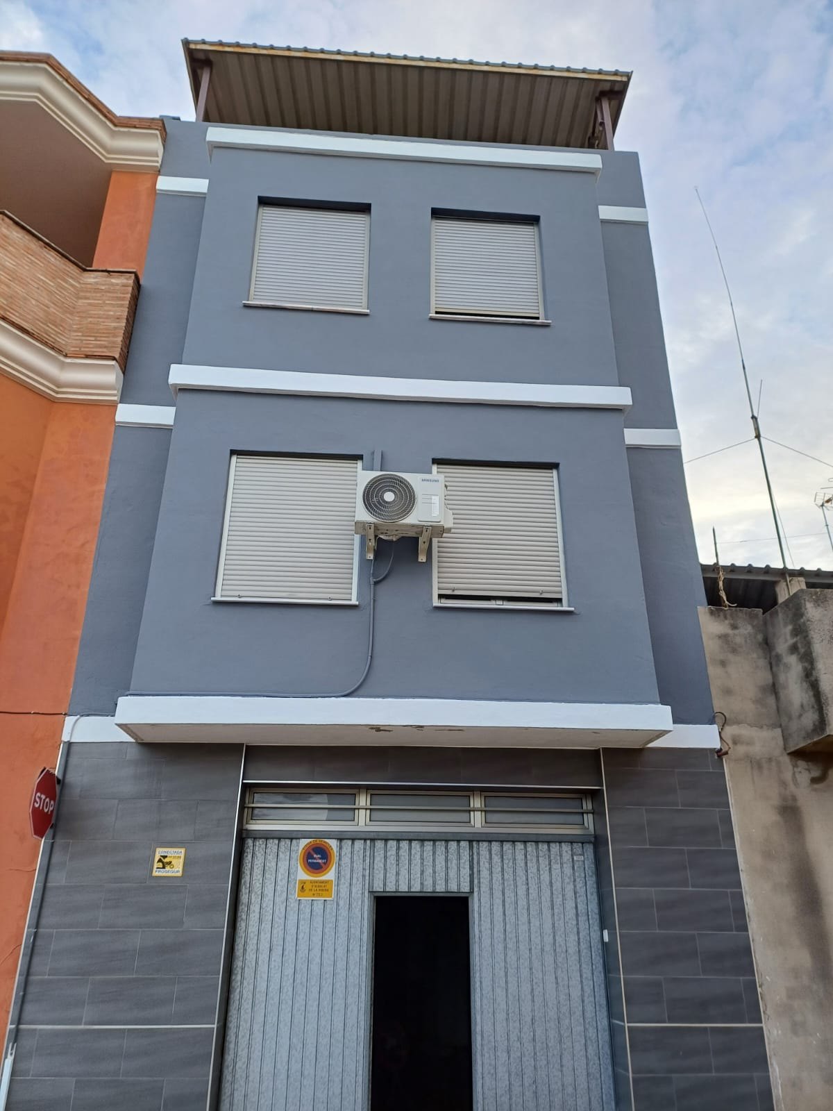 Fachada residencial pintada en tonos grises