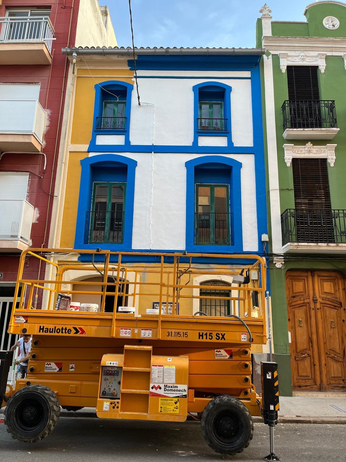Fachada tradicional en proceso de pintura