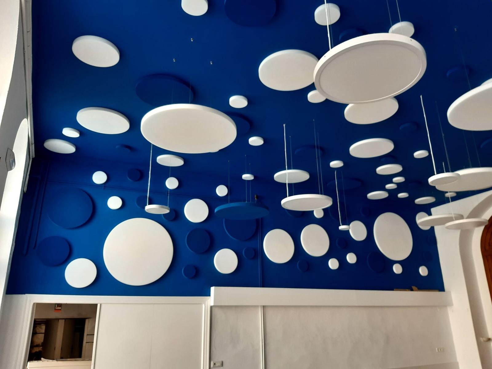 Interior decorativo pintado en azul intenso