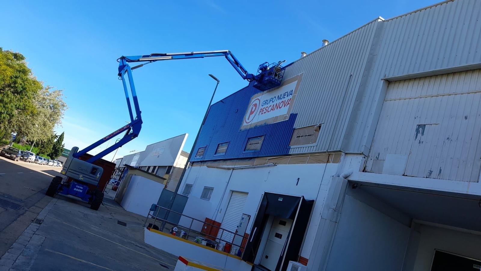 Nave industrial durante trabajos de pintura exterior