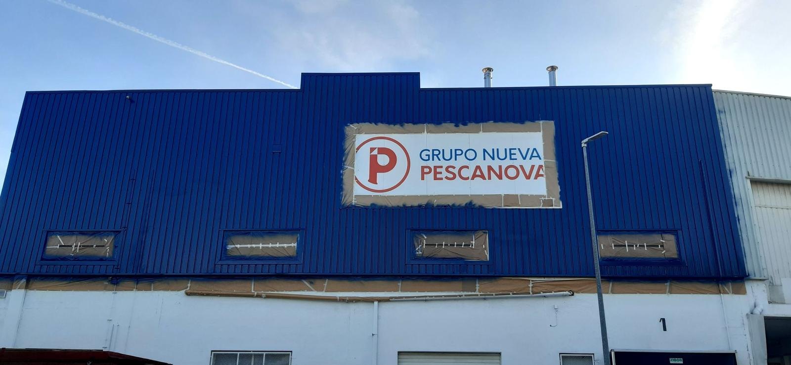 Fachada industrial azul finalizada