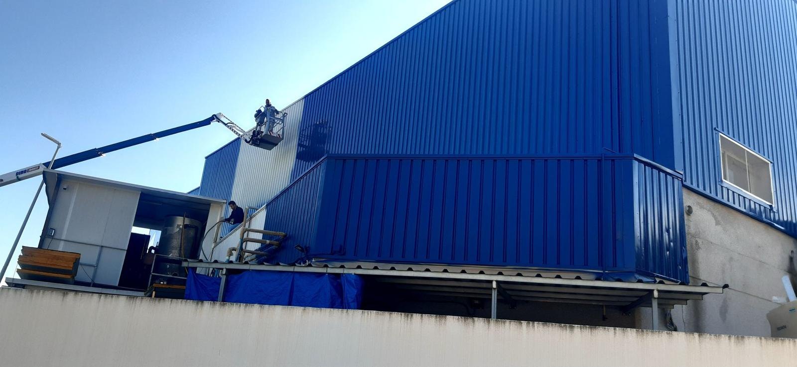 Revestimiento exterior azul en nave industrial