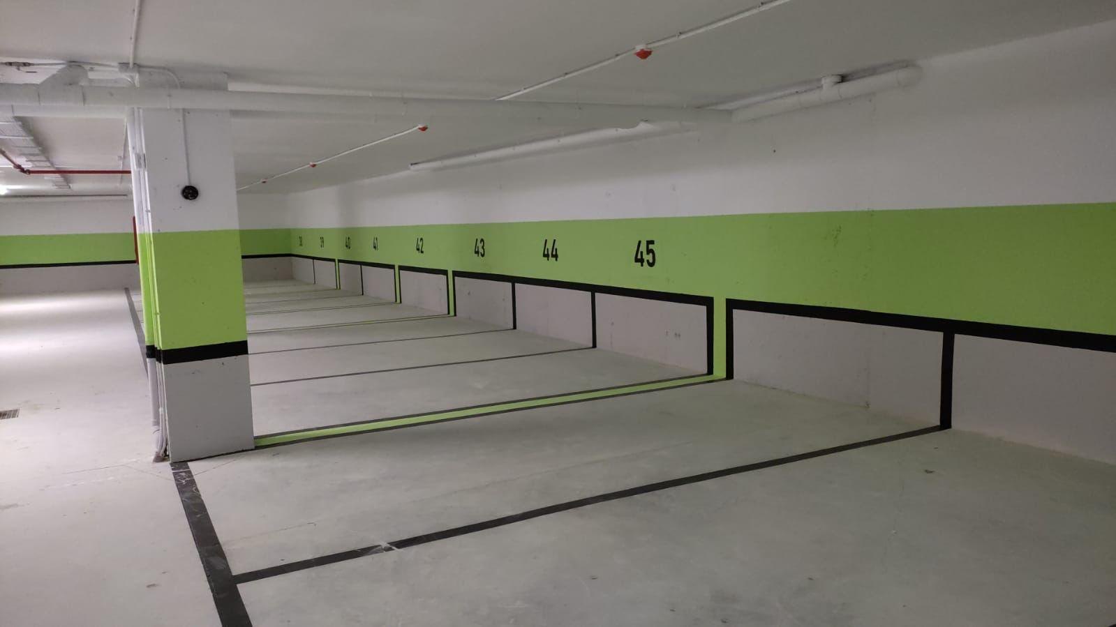Pintura y señalización en parking interior