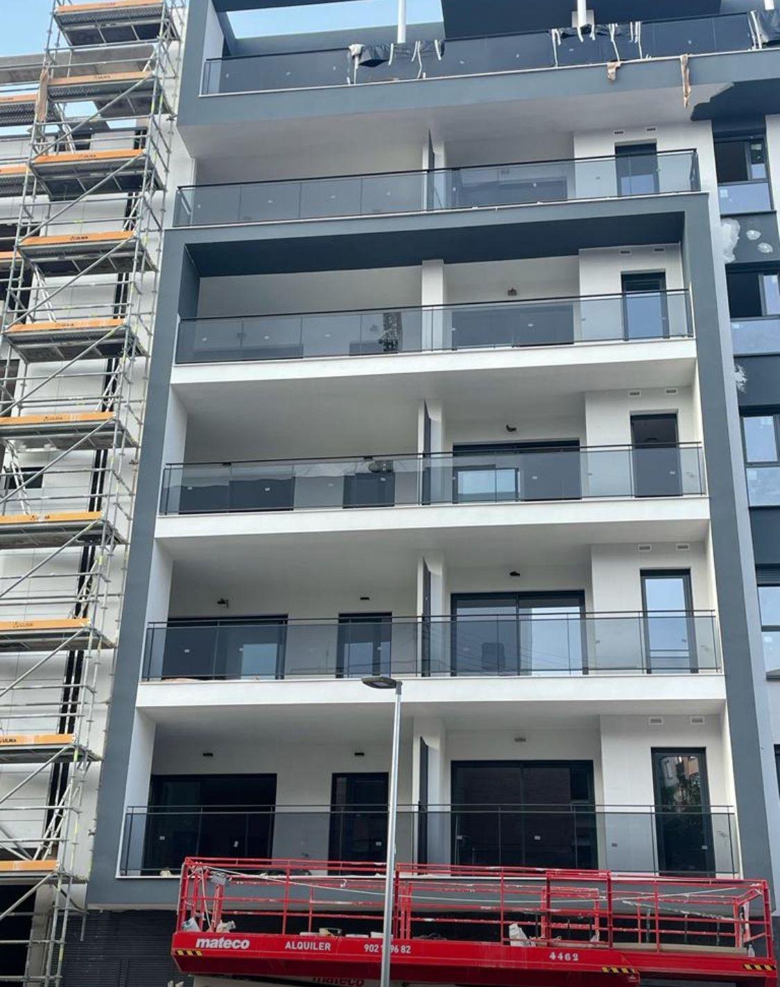 Edificio de obra nueva con acabados exteriores